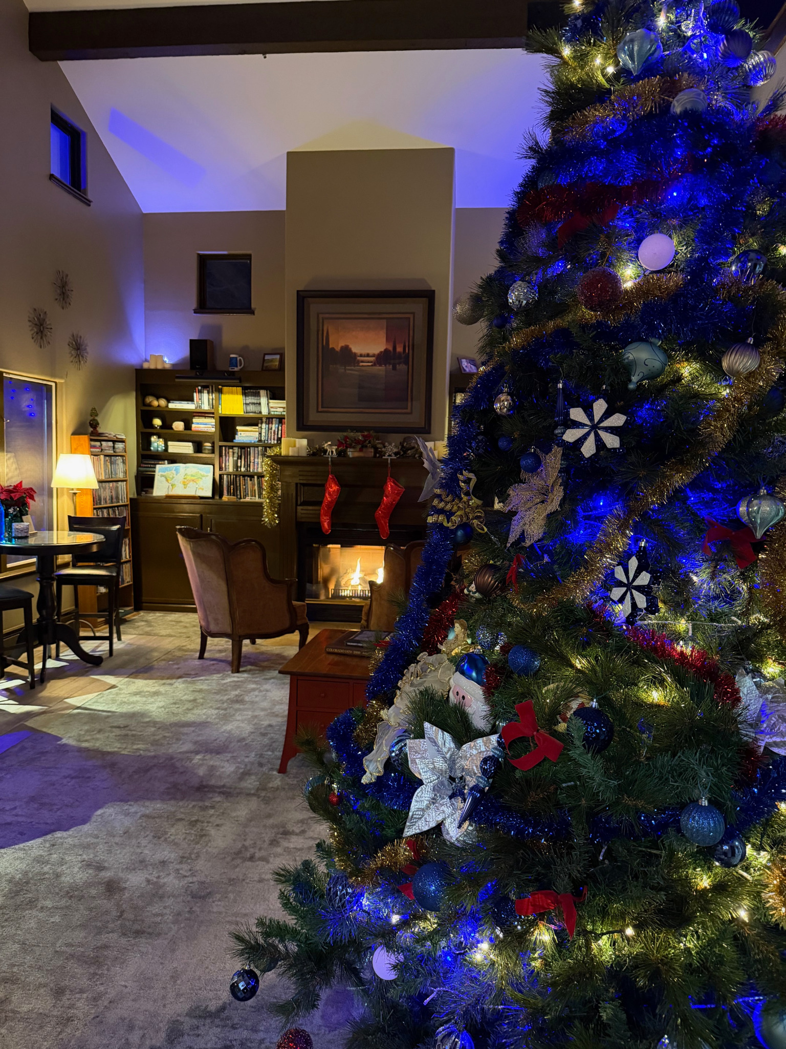 Frisco Inn on Galena living room at night with holiday tree and fireplace